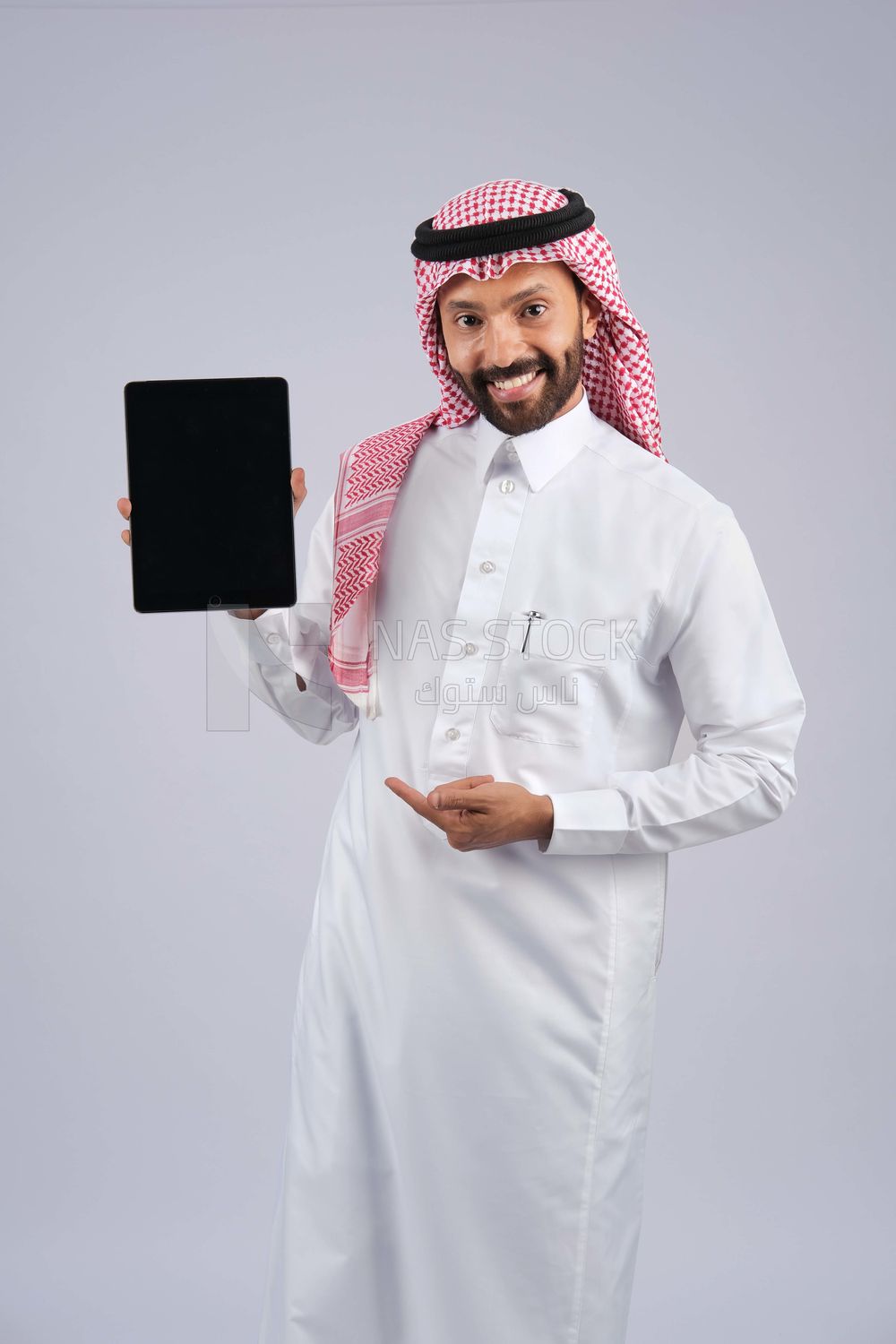 Gulf man holding a tablet