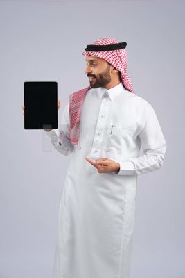 Gulf man holding a tablet