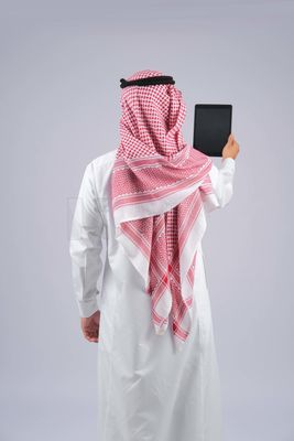 Gulf man holding a tablet