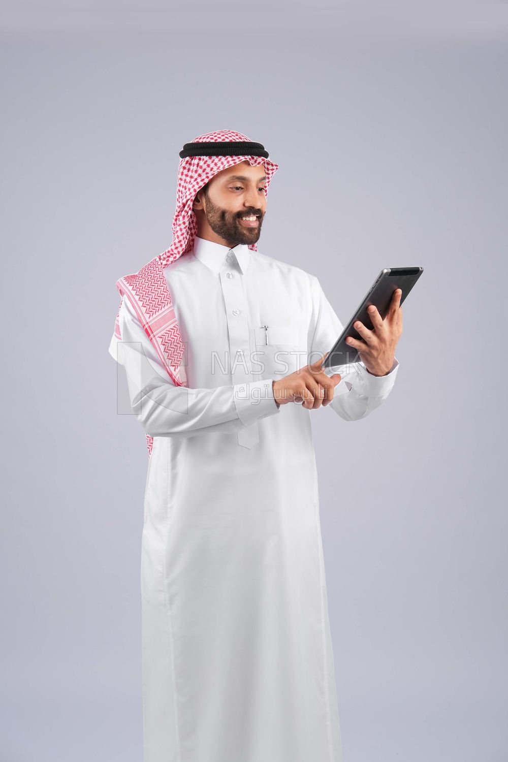 Gulf man holding a tablet