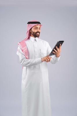 Gulf man holding a tablet