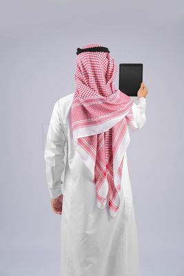 Gulf man holding a tablet