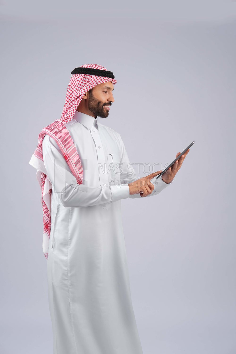 Gulf man holding a tablet