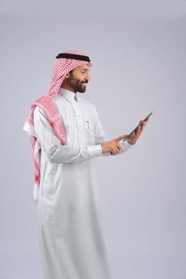 رجل خليجي يحمل تابلت
