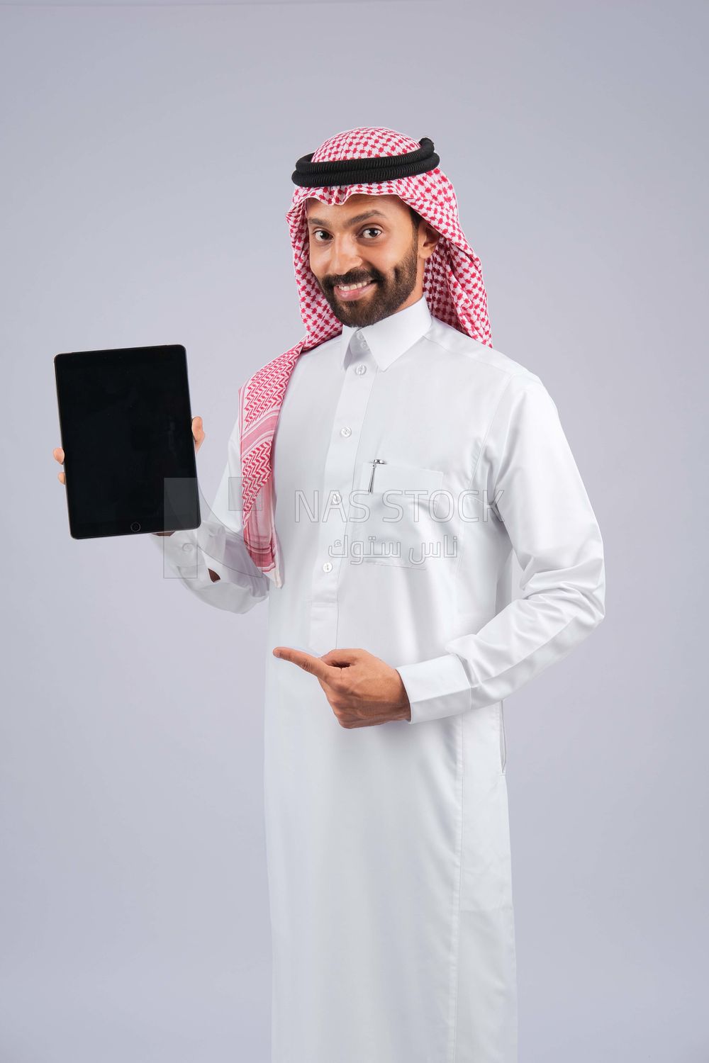 رجل خليجي يحمل تابلت