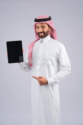 Gulf man holding a tablet