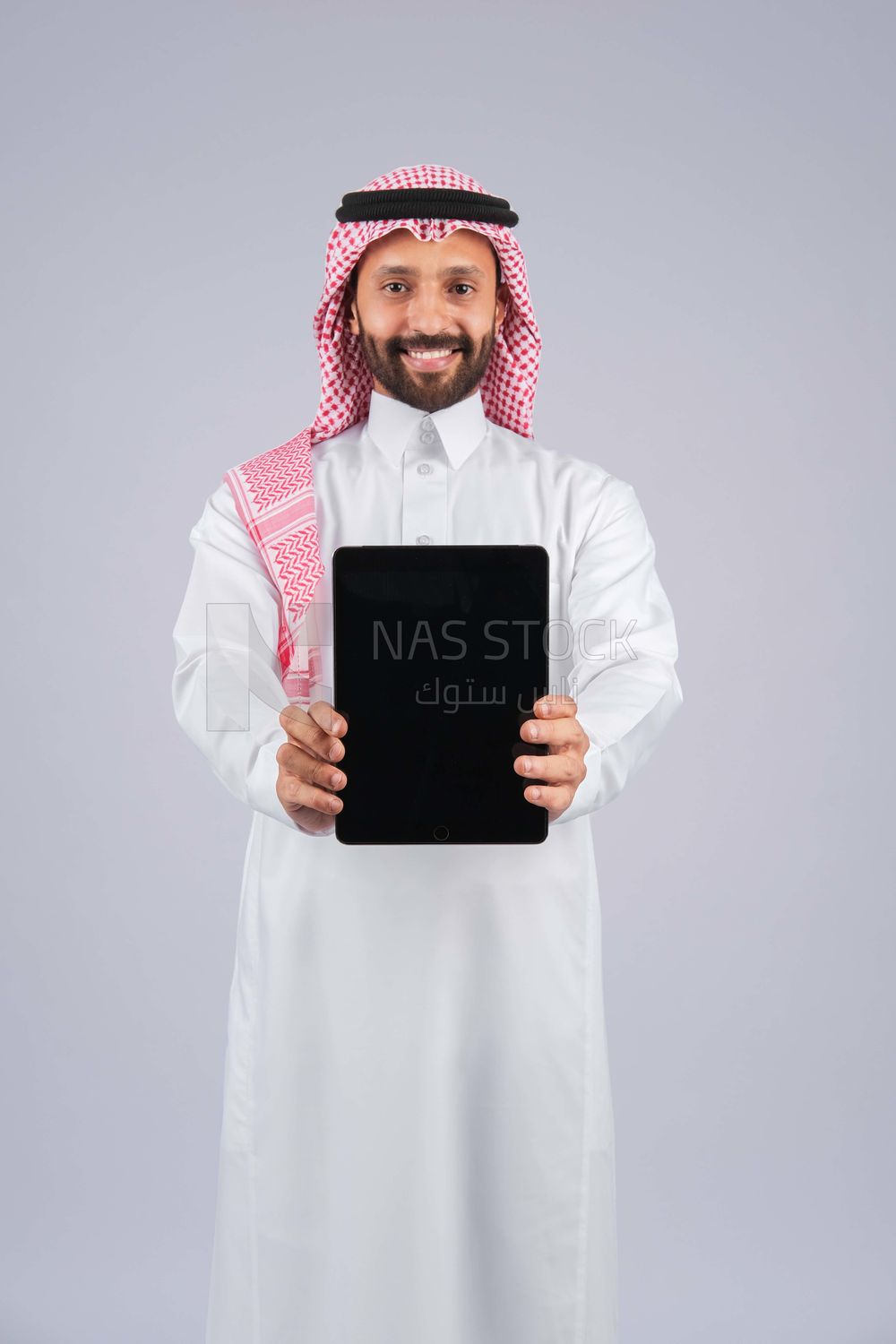 Gulf man holding a tablet