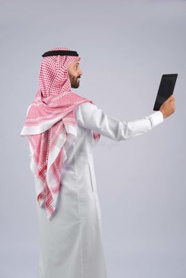 Gulf man holding a tablet