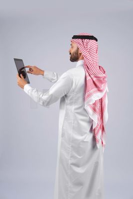 Gulf man holding a tablet