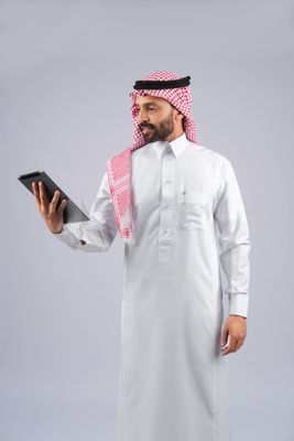 Gulf man holding a tablet