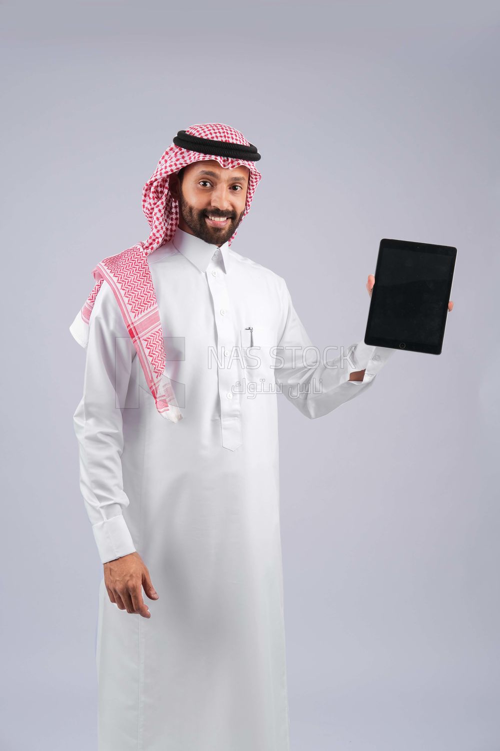 Gulf man holding a tablet