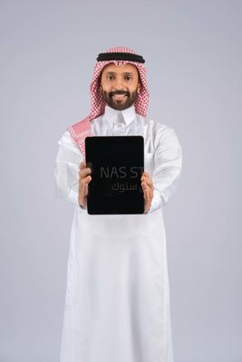 Gulf man holding a tablet