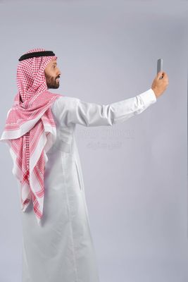Gulf man taking a selfie