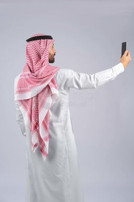 Gulf man taking a selfie