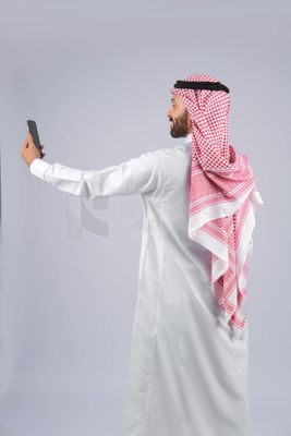 رجل خليجي يلتقط صورة سيلفى