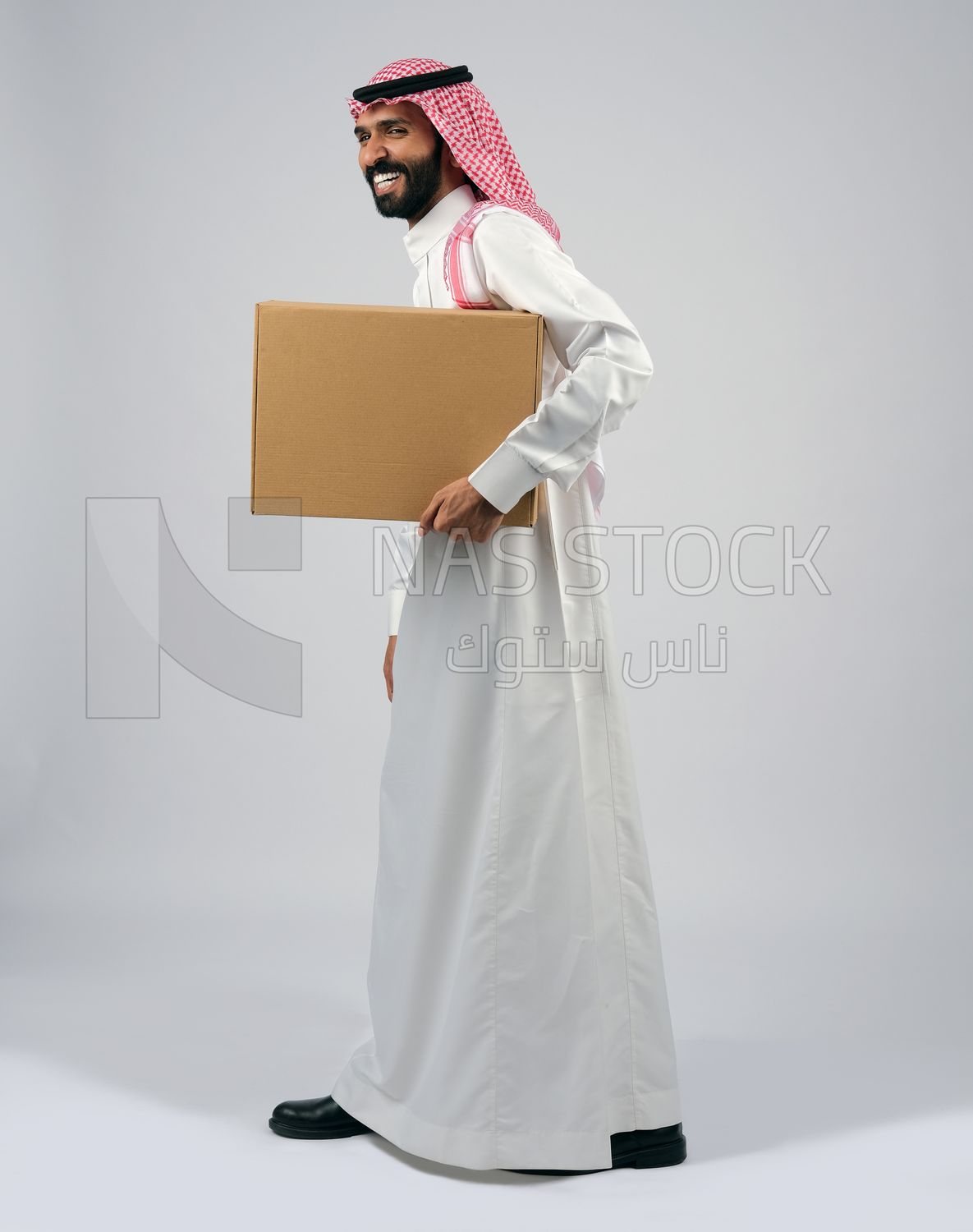 Gulf man holding a cardboard box