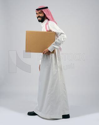 Gulf man holding a cardboard box