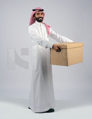 Gulf man holding a cardboard box