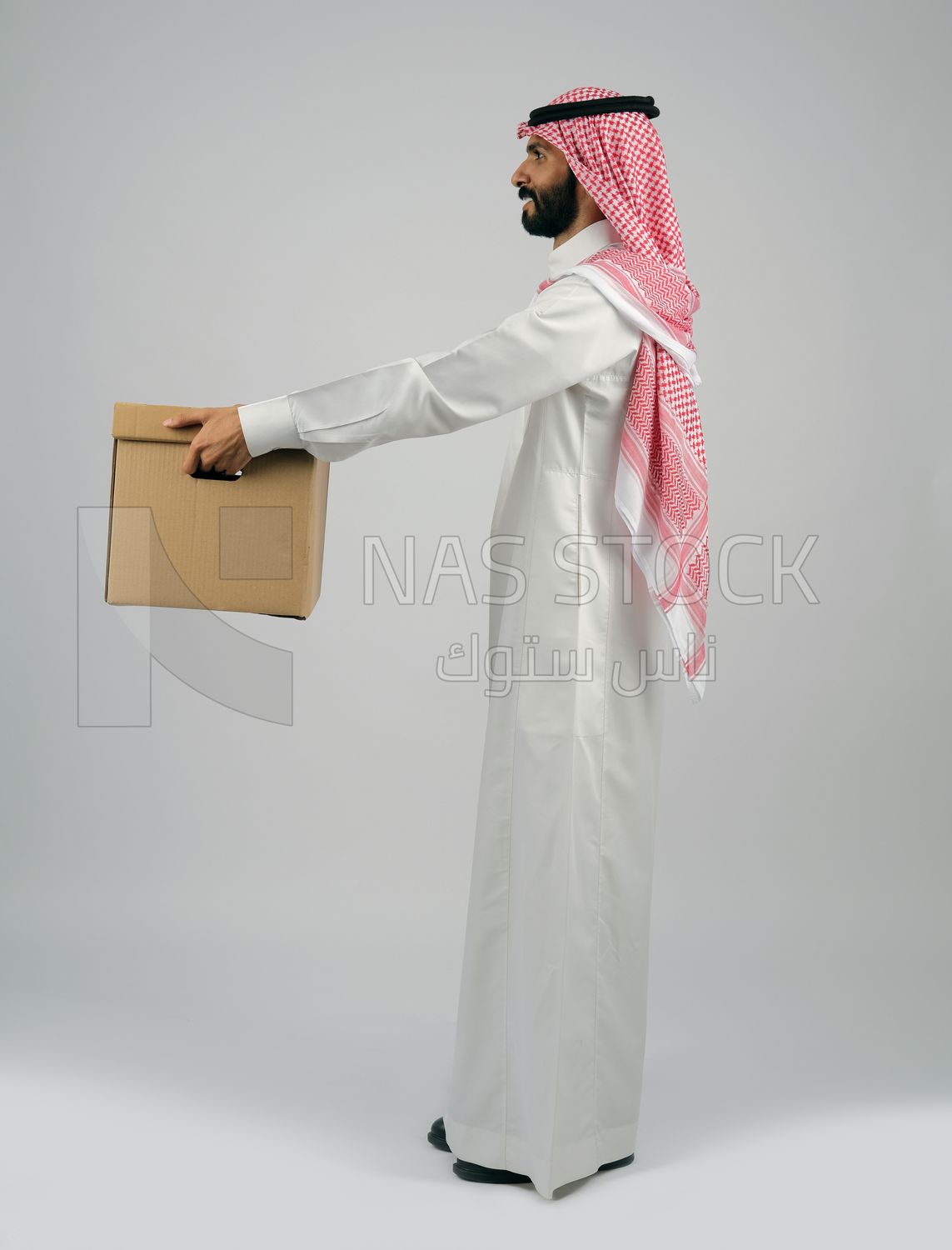 Gulf man holding a cardboard box