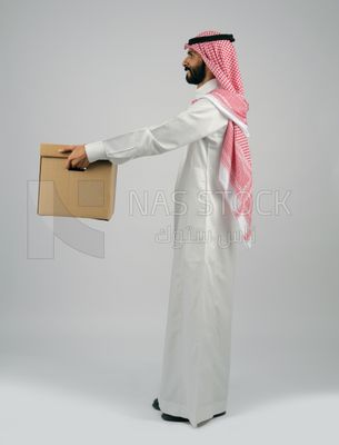 Gulf man holding a cardboard box