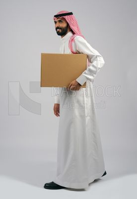 Gulf man holding a cardboard box