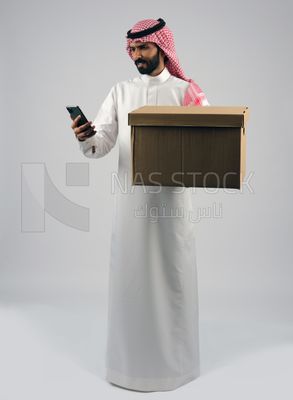 Gulf man holding a cardboard box
