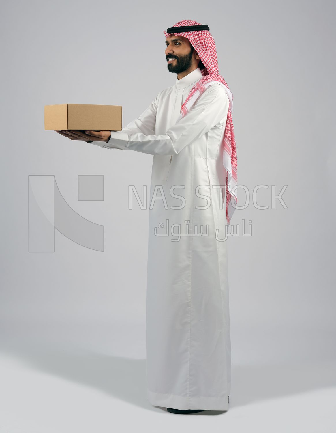 Gulf man holding a cardboard box
