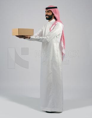 Gulf man holding a cardboard box