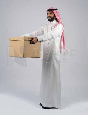 Gulf man holding a cardboard box