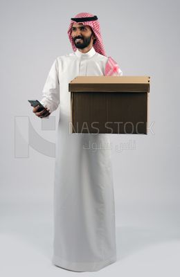 Gulf man holding a cardboard box