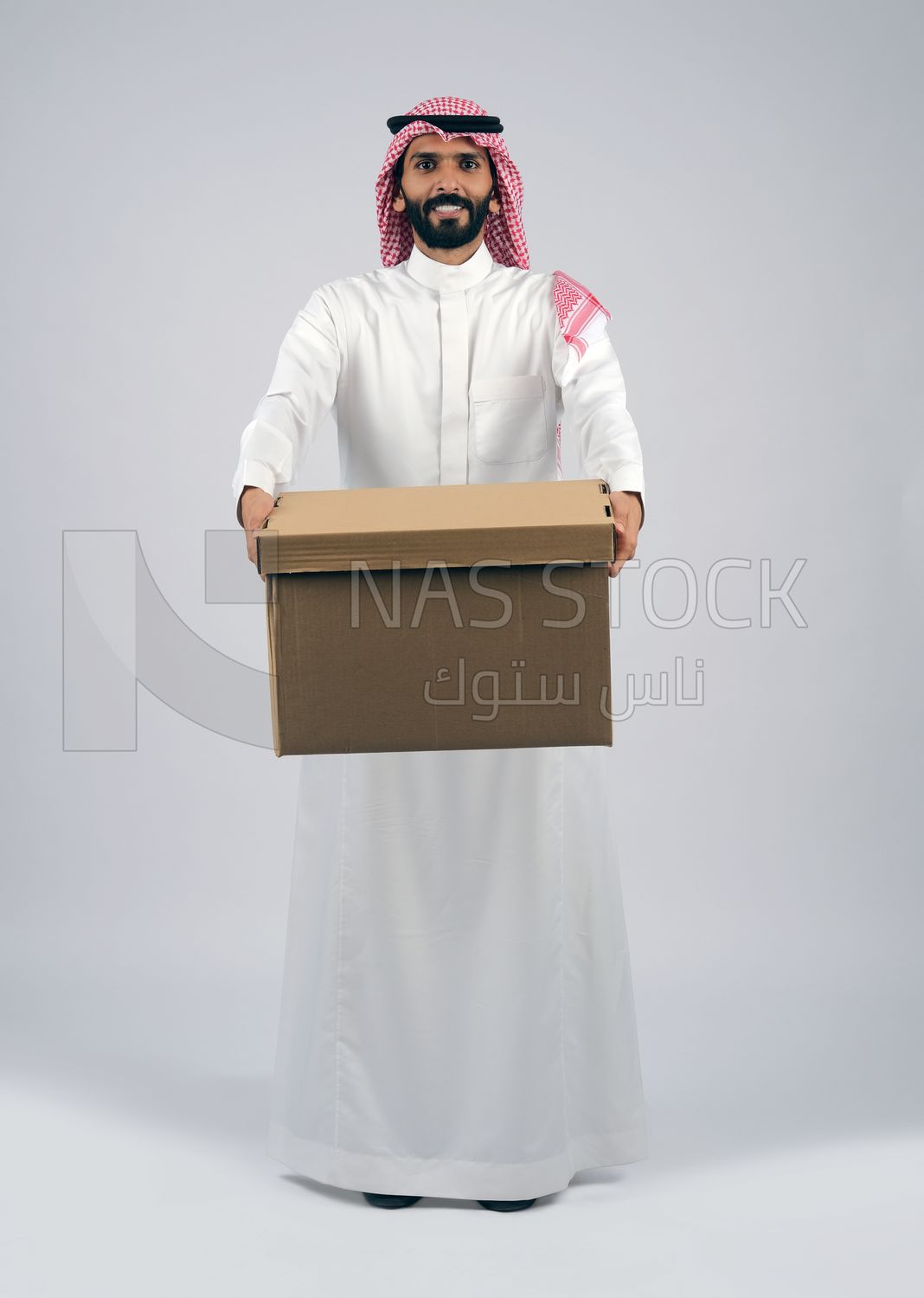 Gulf man holding a cardboard box