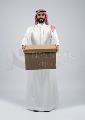 رجل خليجي يحمل صندوق