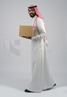 Gulf man holding a cardboard box