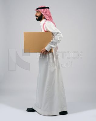 Gulf man holding a cardboard box