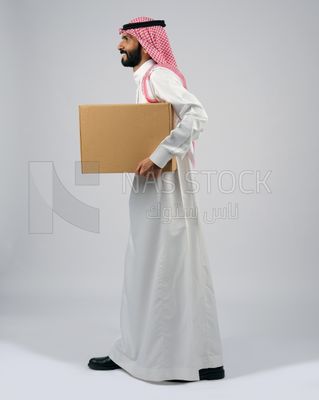 Gulf man holding a cardboard box