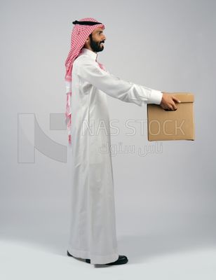 Gulf man holding a cardboard box