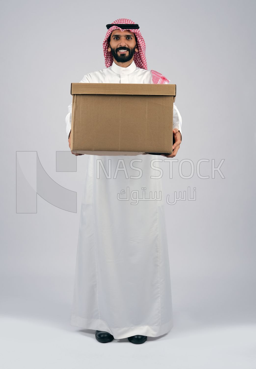 Gulf man holding a cardboard box