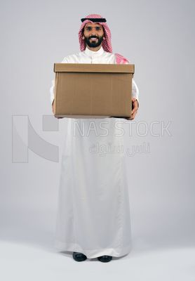 رجل خليجي يحمل صندوق