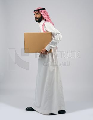 Gulf man holding a cardboard box