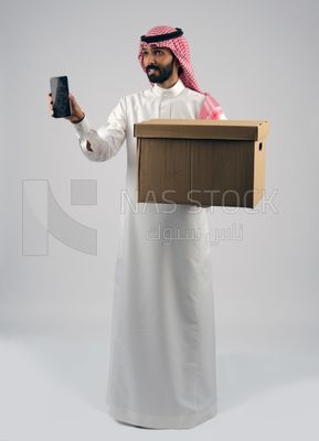 Gulf man holding a cardboard box