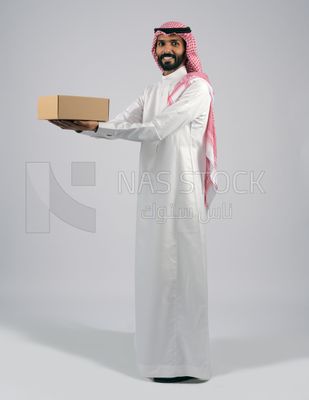 Gulf man holding a cardboard box