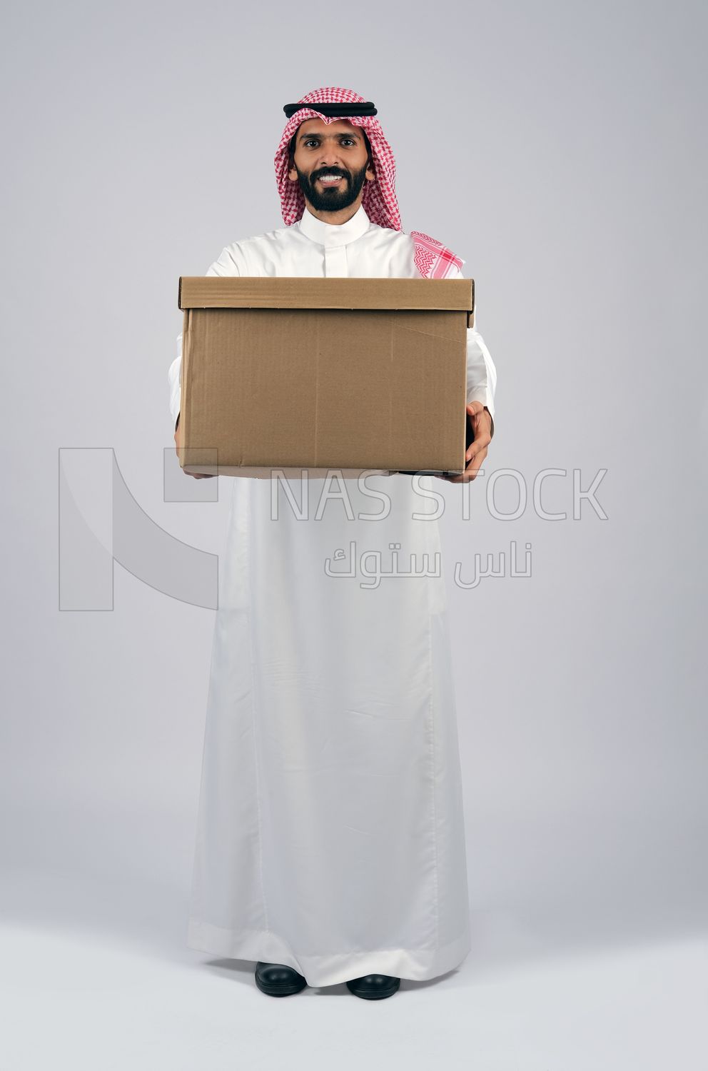 Gulf man holding a cardboard box
