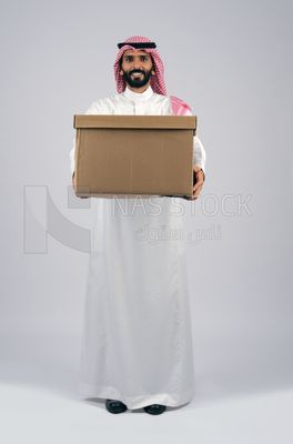Gulf man holding a cardboard box