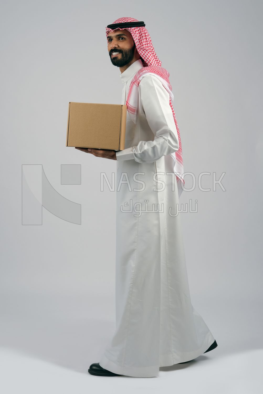 Gulf man holding a cardboard box