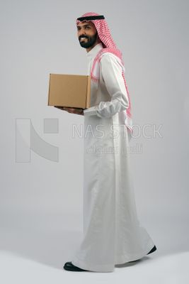 رجل خليجي يحمل صندوق