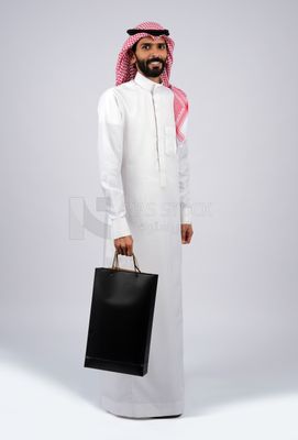 Gulf man carrying shopping bags