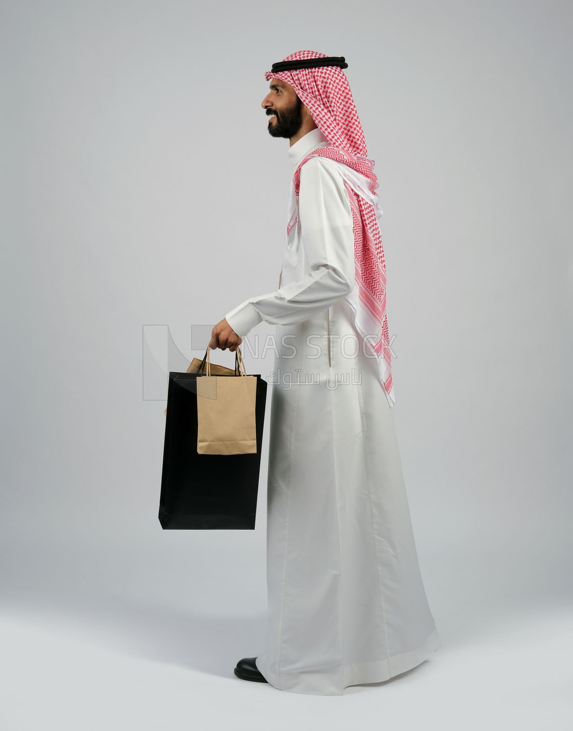 Gulf man carrying shopping bags