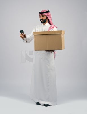 Gulf man carrying delivery box