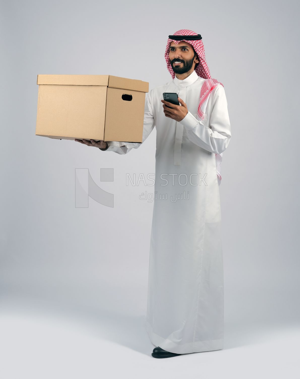 Gulf man carrying delivery box