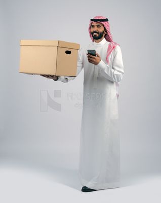 Gulf man carrying delivery box